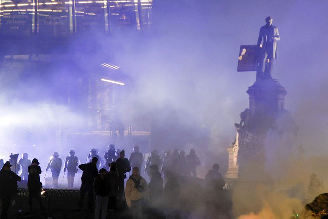 Vrh EU v Bruslju so spremljale množične demonstracije kmetov. FOTO:  Nicolas Maeterlinck/AFP