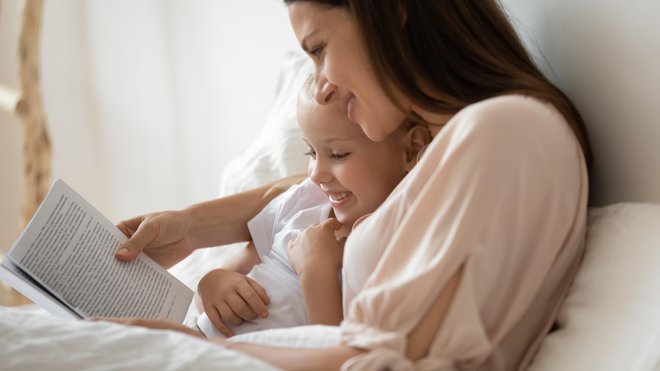 Čas, ki ga z otroki preživimo s knjigo, zagotovo ni izgubljen. FOTO: Fizkes/Shutterstock