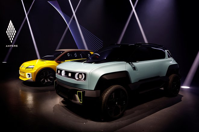 Renaulta 4 in 5 na novembrski predstavitvi električne enote Ampere, ki naj bi šla na borzo, a si je podjetje zdaj premislilo. FOTO: Gonzalo Fuentes/Reuters