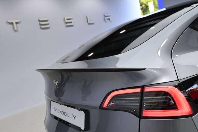 Električna tesla Y je bila lani prvič najbolje prodajana med vsemi avtomobili na svetu. Foto Imago/Sven Simon Via Reuters Con