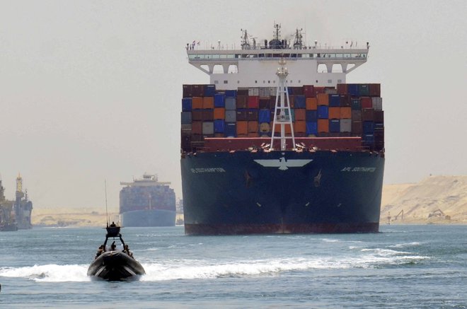 Skozi Sueški prekop običajno potuje več kot četrtina kontejnerjev v mednarodni pomorski trgovini. FOTO: Stringer/Reuters