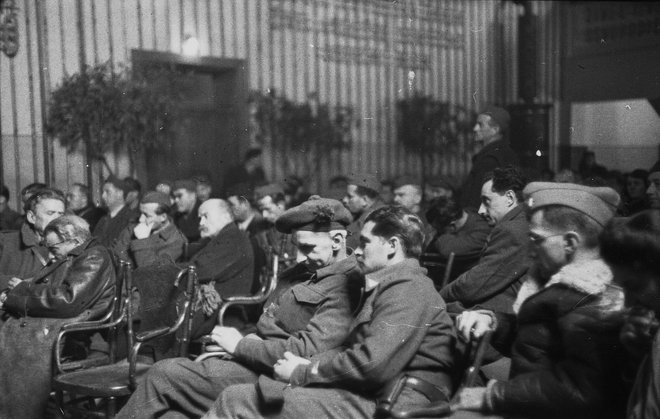 Poslanca antifašističnega zavezništva, kanadski major William Jones in ameriški stotnik George Wuchinich, na zasedanju SNOS v Črnomlju 19. in 20. februarja 1944 (izvirnik fotografije hrani Muzej novejše in sodobne zgodovine Ljubljana). FOTO: Stane Viršek