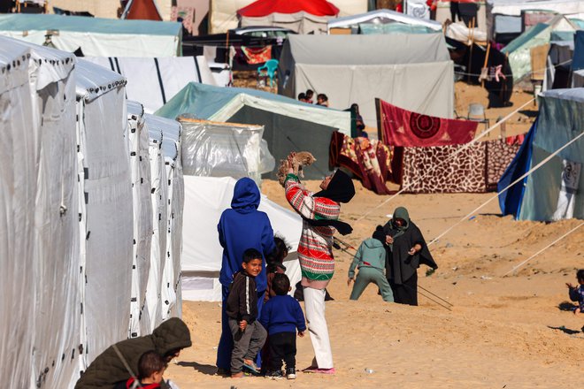 Milijon Palestincev se je v Rafo zateklo po tem, ko so zapustili svoje domove. FOTO:  Mohammed Abed/AFP