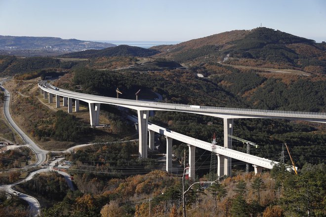 Izvajalci so do konca lanskega leta zgradili vse tri predvidene viadukte na trasi drugega tira, tudi viadukta pod avtocestnim viaduktom Črni Kal, kar omogoča črpanje evropskih sredstev. FOTO: Leon Vidic/Delo