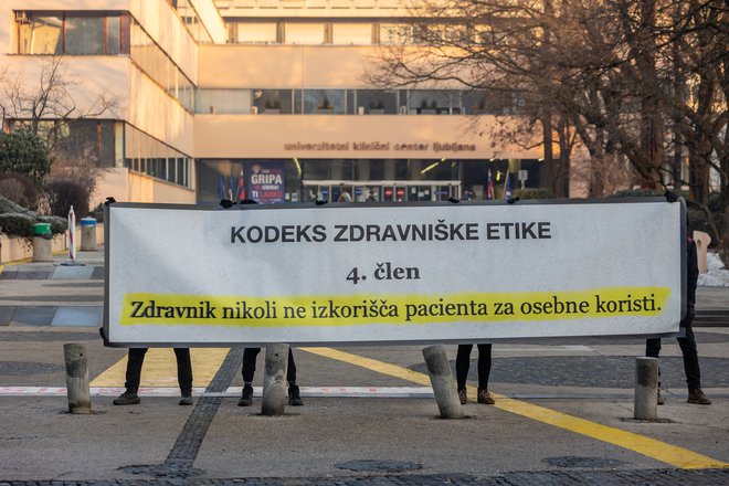 Čakalne vrste se namreč še dodatno daljšajo, slabša dostopnost do zdravstvene obravnave pa ima tudi konkretne vsebinske posledice, saj zamik v diagnosticiranju nekaterih bolezni za mnoge pomeni razliko med življenjem in smrtjo. FOTO: Črt Piksi