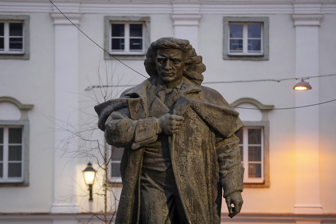 Kip Francenta Prešerna v Kranju.  Umetnik, ki je prešel v nacionalni mit. FOTO: Matej Družnik