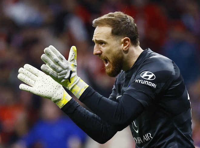 Slovenski reprezentančni kapetan Jan Oblak že od julija 2014 blesti v vratih madridskega Atletica in bo tako tudi jutri med aduti moštva v mestnem derbiju. FOTO: Susana Vera/Reuters