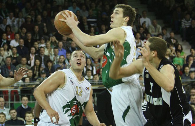 Marko Milić (levo) in Goran Dragić (z žogo) sta prvi in zadnji Slovenec, ki sta odšla v ligo NBA iz Ljubljane. FOTO: Jure Eržen/Delo