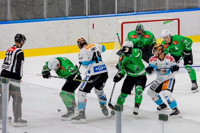 Hokejisti SŽ Olimpije so doživeli tesen poraz v Beljaku. FOTO: Črt Piksi/Delo