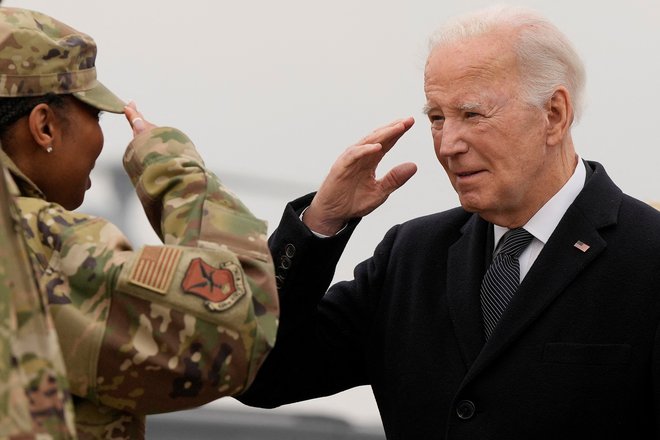 Predsednik Joe Biden se je včeraj udeležil žalne slovesnosti za ameriškimi vojaki, ubitimi med napadom na oporišče v Jordaniji. Foto Joshua Roberts/Reuters