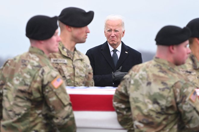 Predsednik Biden med žalnio slovesnostjo za ameriške vojake. Foto Roberto Schmidt/Afp