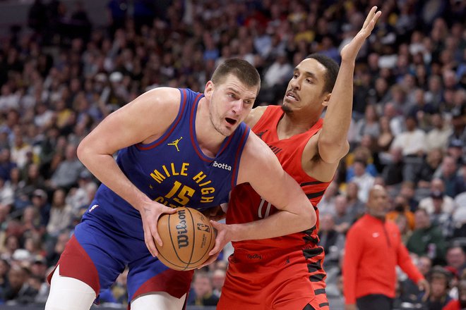 Nikola Jokić je dosegel že 15. trojni dvojček v tej sezoni lige NBA. FOTO: Matthew Stockman/AFP