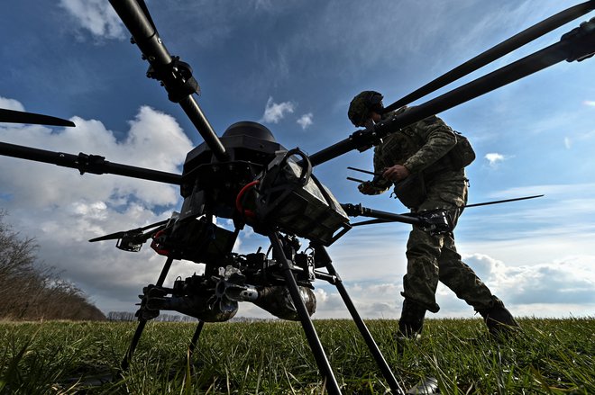 Ukrajinski vojak pripravlja dron. FOTO: Stringer Reuters