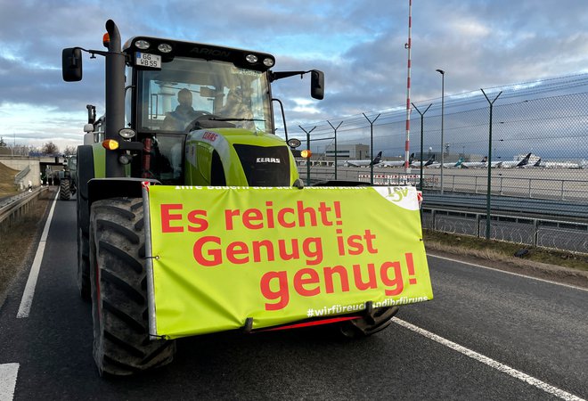 German farmers protest against the cut of vehicle tax subsidies of the so-called German Ampel coalition government around the airport in Frankfurt, Germany, February 3, 2024. Placard reads "It's enough! Enough is enough!". REUTERS/Tilman Blasshofer Foto Tilman Blasshofer Reuters