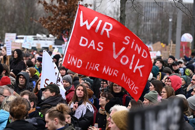 Mi smo ljudje, oni pa samo nacisti, sporoča eden od protestnih plakatov. FOTO: Annegret Hilse/Reuters