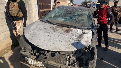 Poškodovan avto na prizorišču ameriškega napada z brezpilotniki na proiranske milice v mestu Al Kaim v Iraku. FOTO: Reuters