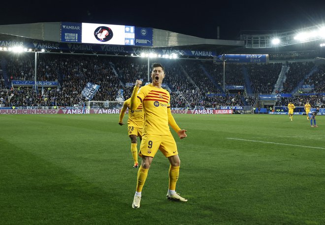 Robert Lewandowski se je takole veselil doseženega gola v majici Barcelone. FOTO: Vincent West/Reuters