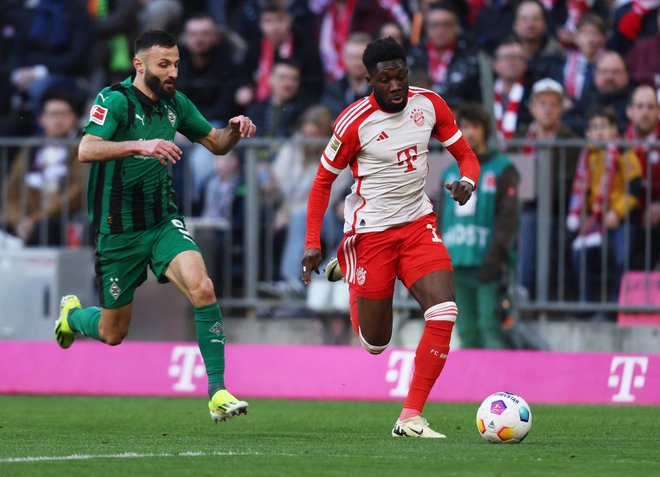 Alphonso Davies je sodeloval pri sobotni zmagi, a se obenem tudi poškodoval. FOTO: Leonhard Simon/Reuters