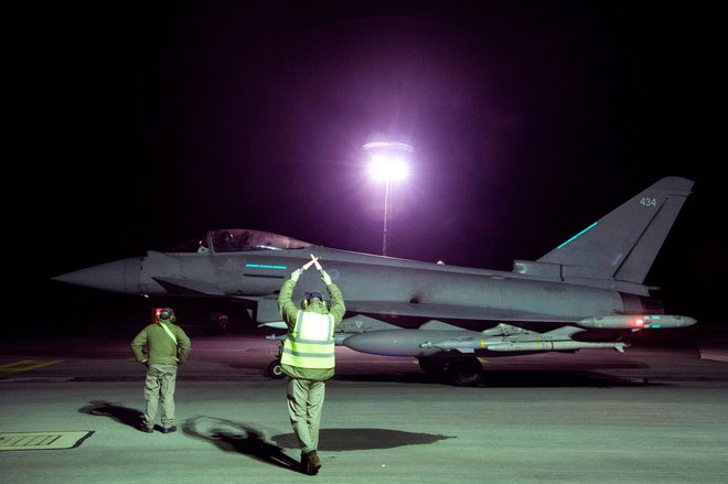 Napad je potrdila tudi britanska vojska, ki je sporočila, da so britanska letala napadla dva nadzorna centra za izvajanje napadov in prepoznavo dronov. FOTO: Cpl Samantha Drummee/AFP
