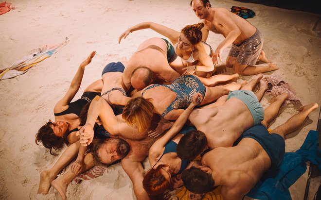 Divjakova interpretacija plaže pridobi svoje največje razsežnosti v ko- reografiranih gibih nagnetenih dopustnikov. FOTO: Peter Giodani