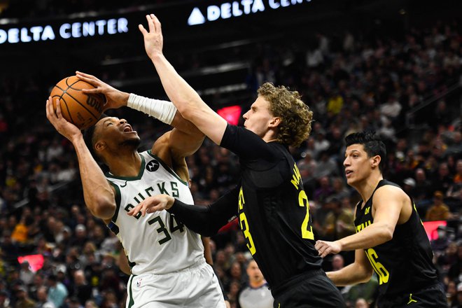 Giannis Antetokounmpo je dobil strelski dvoboj proti Fincu pri Utahu Lauriju Markkanenu, a moštvo iz Salt Lake Cityja je presenetilo favorizirane tekmece, ki so dan prej premagali Dallas. FOTO: Alex Goodlett/Getty Images Via AFP