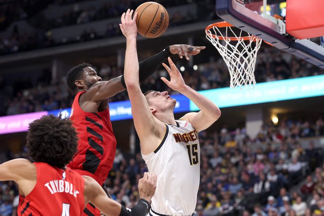 Nikola Jokić ni imel težav z Memphisovimi centri. FOTO: Matthew Stockman/Getty Images Via AFP