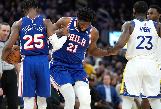 Kamerunski košarkar in najkoristnejši igralec minule sezone lige NBA Joel Embiid ima poškodvano koleno. FOTO: Thearon W. Henderson/Getty Images Via AFP