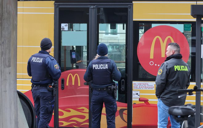 Moški je danes zjutraj na avtobusu z nožem napadel svojo znanko. FOTO: Matej Družnik/Delo