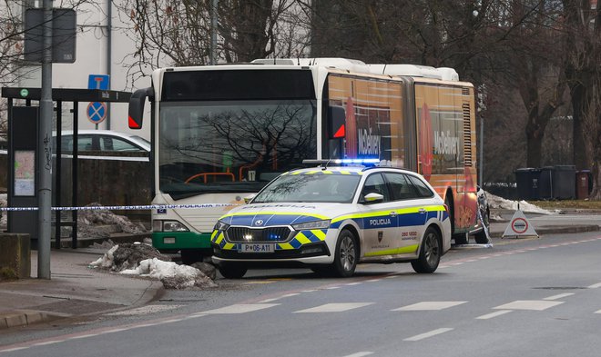 Moški je danes zjutraj na avtobusu z nožem napadel svojo znanko. FOTO: Matej Družnik/Delo