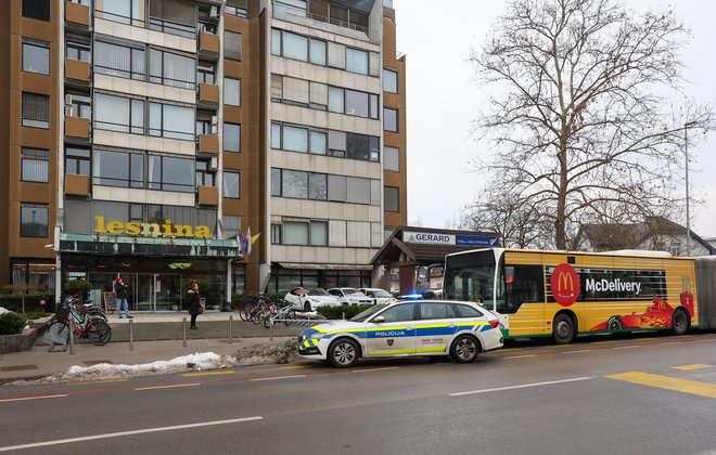 Moški je danes zjutraj na avtobusu z nožem napadel svojo znanko. FOTO: Matej Družnik/Delo