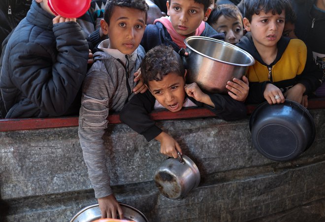 Palestinski otroci čakajo na vodo. FOTO: Ibraheem Abu Mustafa/Reuters