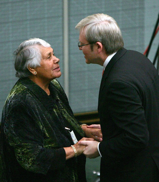 Legendarna aboriginska voditeljica Lowitja O'Donoghue leta 2008 s takratnim premierom Kevinom Ruddom ob zgodovinskem opravičilu Avstralije vsem ukradenim generacijam staroselcev. FOTO: REUTERS/Gary Ramage/Pool