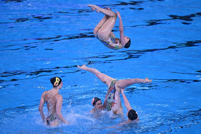 Ekipa Italije tekmuje v finalu akrobatske kombinacije v sinhronem plavanju na svetovnem prvenstvu v vodnih športih v Dohi. Foto: Sebastien Bozon/Afp