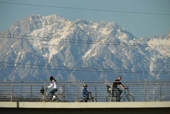 Na centrih za socialno delo zagovarjajo skupno starševstvo, kar pa ne pomeni, da mora biti otrok teden dni pri enem staršu in teden dni pri drugem. FOTO: Jure Eržen