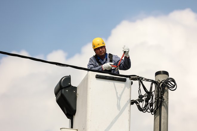EIB v sodelovanju z regionalnimi distributerji podpira krepitev električnega omrežja, kar je ključno za energetski prehod. FOTO: Črt Piksi/Delo