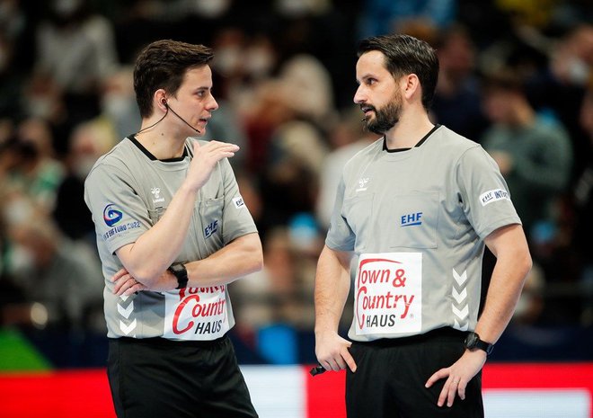 Bojan Lah (levo) in David Sok sta bila najboljša sodnika v letu. 2023. FOTO: EHF