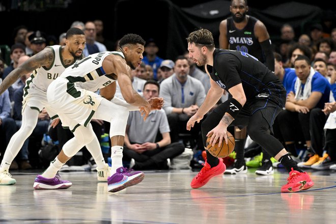 Luka Dončić (z žogo) je bil že lani drugi najboljši strelec lige NBA za Joelom Embiidom in pred Damianom Lillardom (levo), trenutno je za njim Giannis Antetokounmpo (v sredini) FOTO: Jerome Miron/USA Today Sports