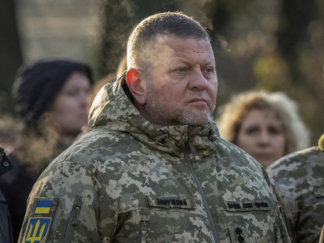 Sodeč po anketah s konca lanskega leta, zamenjavi Zalužnega nasprotujejo skoraj tri četrtine Ukrajincev. FOTO: REUTERS/Viacheslav Ratynskyi