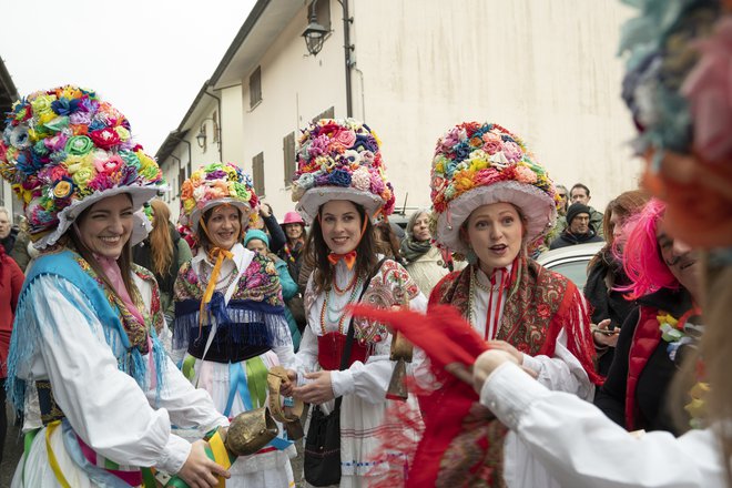 Rozajanski püst je prepoznaven po klobukih, okrašenih s pisanimi papirnatimi rožami in zvončki. FOTO: Fabrice Gallina/Turismo FVG