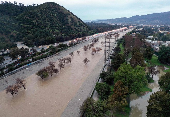 Najhuje je danes v delih Los Angelesa, kjer je voda zalila cestišča in naselja. FOTO: AFP