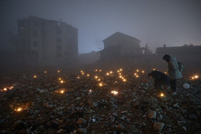 Ob prvi obletnici potresa v Antakyi so postavili sveče na mestu porušene stavbe. Katastrofa, v kateri je v Turčiji umrlo več kot 53.500 ljudi, v Siriji pa skoraj 6.000, je bila najbolj smrtonosna v regiji v več stoletjih. Foto: Ozan Kose/Afp