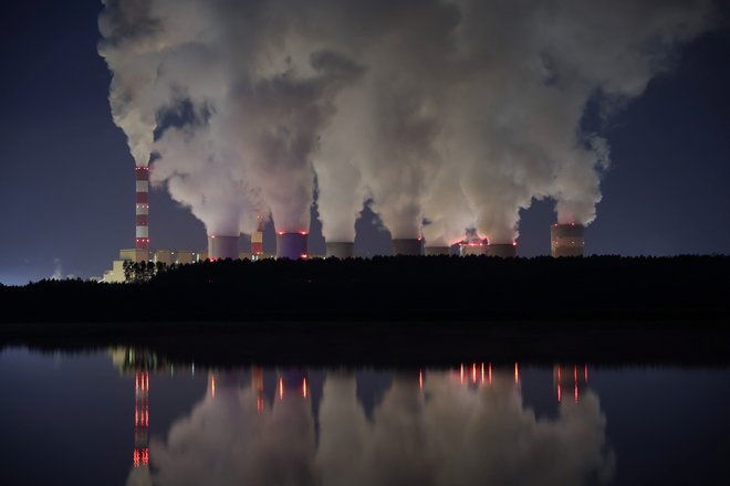 Največja elektrarna na premog v EU je Belchatow na Poljskem. Po načrtih Bruslja bo razogljičenje še posebej hitro v energetskem sektorju. FOTO: Kacper Pempel/Reuters