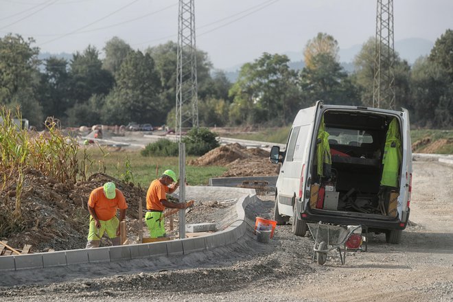 Zaloška Industrijska cesta bo zgrajena maja letos, napovedujejo v MOL. FOTO: Blaž Samec/Delo