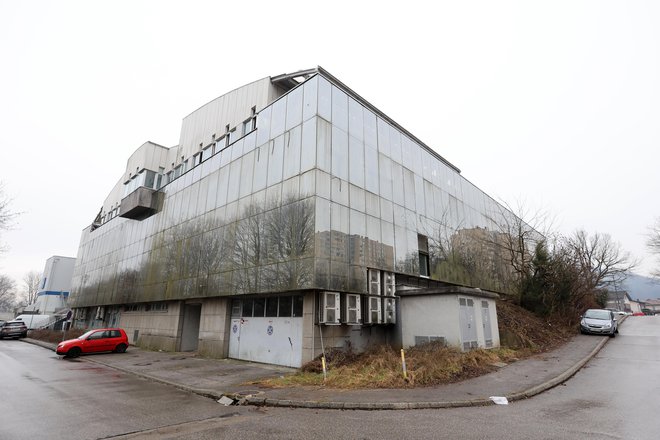 Kje so torej stroka, kultura, civilna družba, da prepuščajo odločitve o usodi tako pomembne stavbe zasebnemu pohlepu in do skrajnosti škodljivim ozkim strankarskim preigravanjem? FOTO: Dejan Javornik