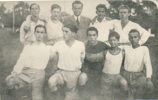 Nogometaši NK Žalec 1924. Stojijo z leve: Razdevšek, Avdič, dr. Jošt, Herman, Hodnik; klečijo: Cingl, Kainz, Šepec, Pikl, Štajner. FOTO: Arhiv NK Žalec