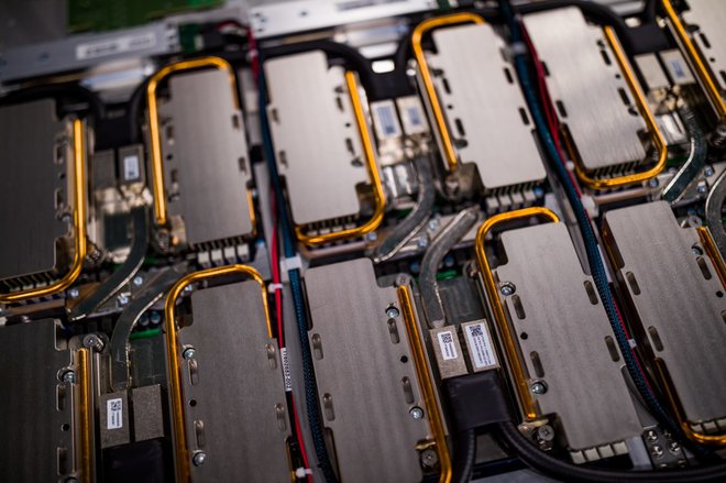 Superračunalnik Vega ima zmogljivost 6,9 petaflopa, kar je toliko, kot če bi isto operacijo hkrati računalo približno 50.000 osebnih računalnikov. FOTO: Izum