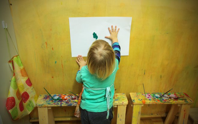 Veliko zasebnih vrtcev deluje po načelih pedagogike montessori, ki jo sicer v program vključujejo tudi mnogi javni vrtci. FOTO: Jože Suhadolnik