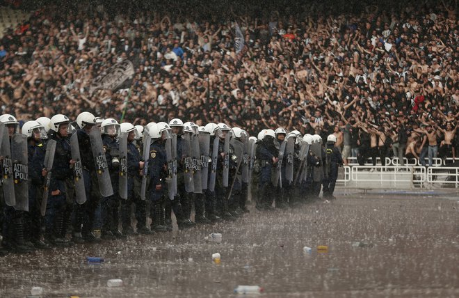 Podobnih prizorov na nogometnih stadionih si v Grčiji ne želijo več. FOTO: Yorgos Karahalis/Reuters