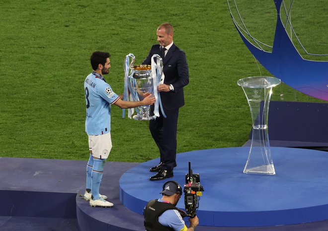 Lani so bili zadovoljni tako Aleksander Čeferin kot nogometaši Manchester Cityja. FOTO: Umit Bektas/Reuters