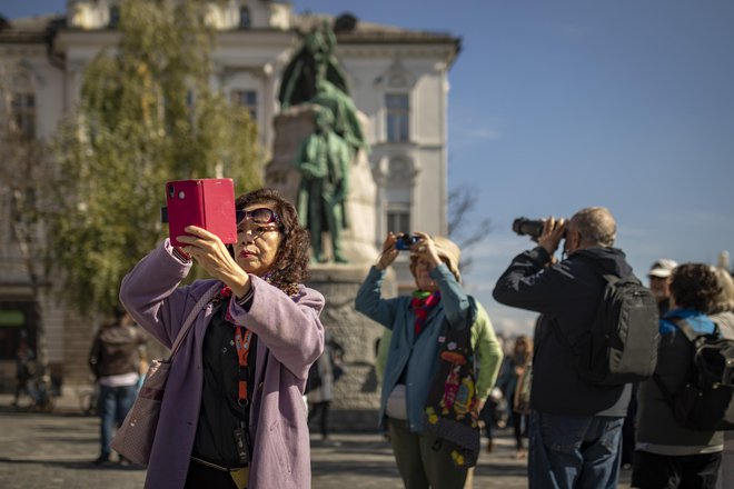 Pod njim se zadnja leta množično ustavljajo gruče turistov, ki se čudijo, da ima država z ljubeznijo v imenu še pesnika, ki je prešeren, predvsem pa poskušajo ujeti najbolj instagrama vredno fotografijo. FOTO: Voranc Vogel/Delo